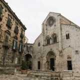 La maestosa facciata tripartita da lesene � incorniciata da vistosi archetti pensili. Nel complesso l'aspetto austero � ingentilito dalle ricche decorazioni del portale centrale, il grosso rosone a 16 bracci e dalla loggia delle Benedizioni, che collega il lato destro all'adiacente Palazzo De Lerma